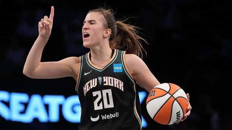 Sabrina Ionescu of the NY Liberty calls out a play...