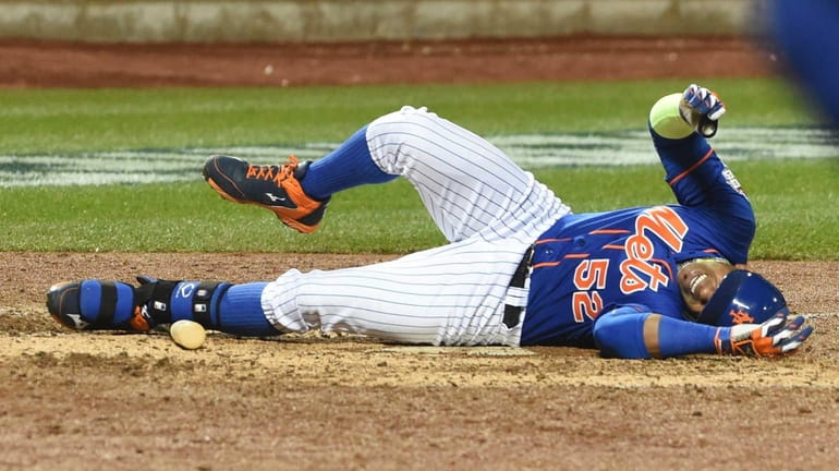 New York Mets centerfielder Yoenis Cespedes (52) reacts after fouling...