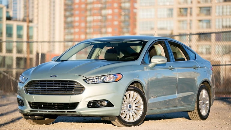 Unlike other hybrids, the 2013 Ford Fusion doesn't scream, "Look...