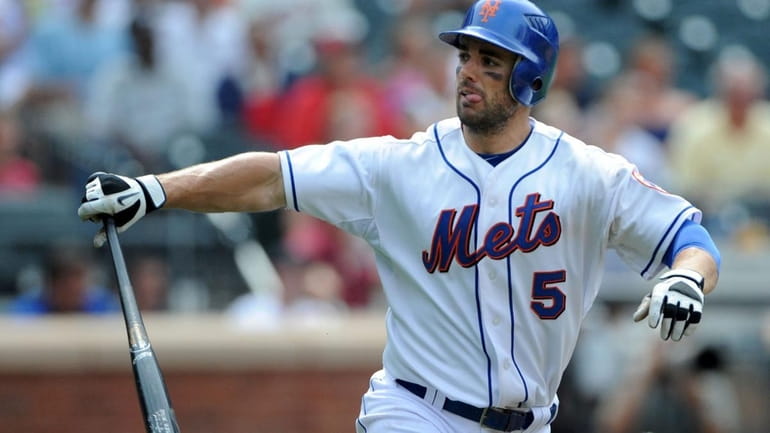 New York Mets third baseman David Wright (5) throws his...