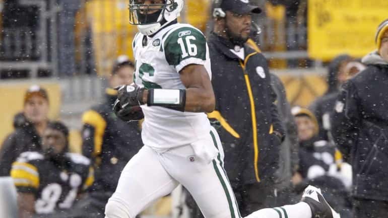 New York Jets' Brad Smith (16) dashes past Pittsburgh Steelers...