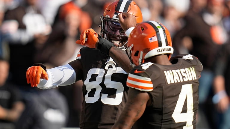 Cleveland Browns tight end David Njoku (85) celebrates after catching...
