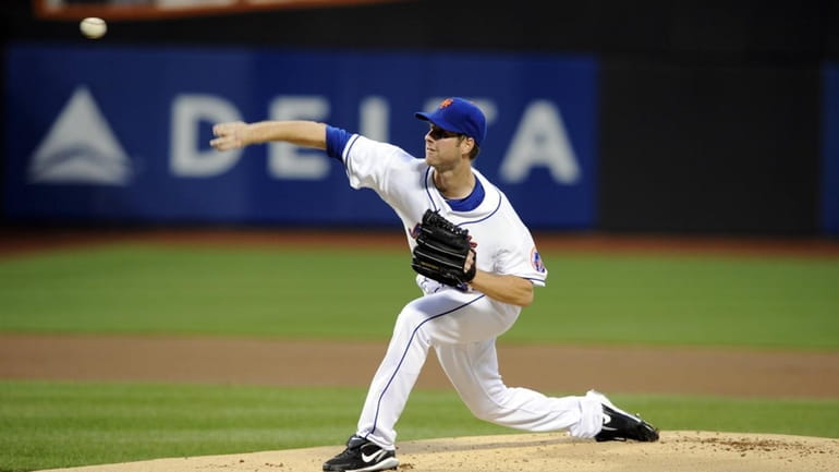John Maine pitching early in the game at Citi Field...