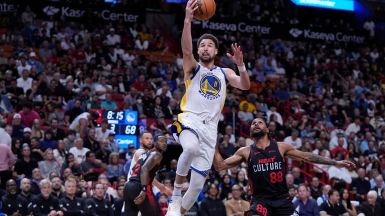 Golden State Warriors guard Klay Thompson (11) goes up for...