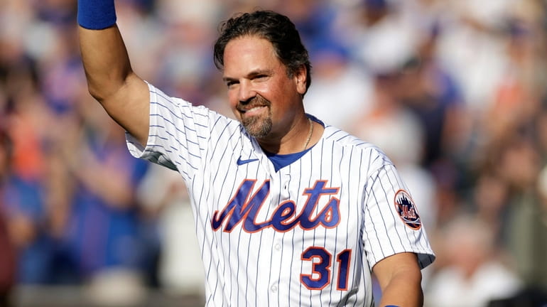 Former Met Mike Piazza waves as he is introduced during an Old-Timers'...
