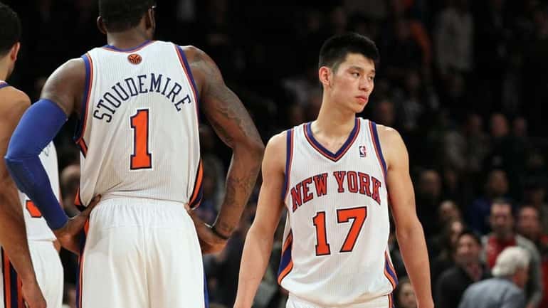 Jeremy Lin and Amar'e Stoudemire look on late in the...