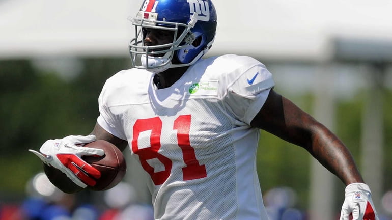 Giants tight end Adrien Robinson practices during team training camp....
