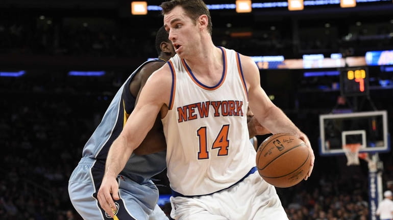 New York Knicks forward Jason Smith drives past Memphis Grizzlies...