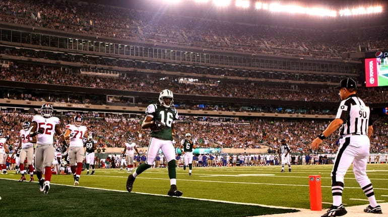 Jets' Brad Smith scores a four-yard first quarter touchdown agains...