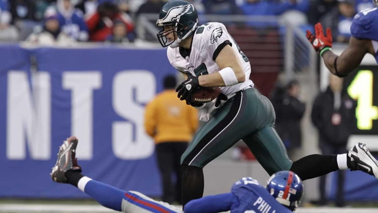 Philadelphia Eagles' Brent Celek runs for a touchdown past New...