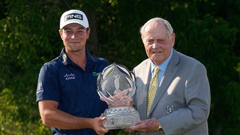 Viktor Hovland, left, of Norway, and Jack Nicklaus hold the...