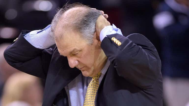 Hofstra head coach Joe Mihalich reacts in the final seconds...