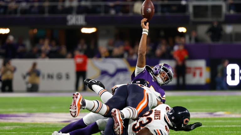 Minnesota Vikings quarterback Joshua Dobbs (15) throws a pass as...