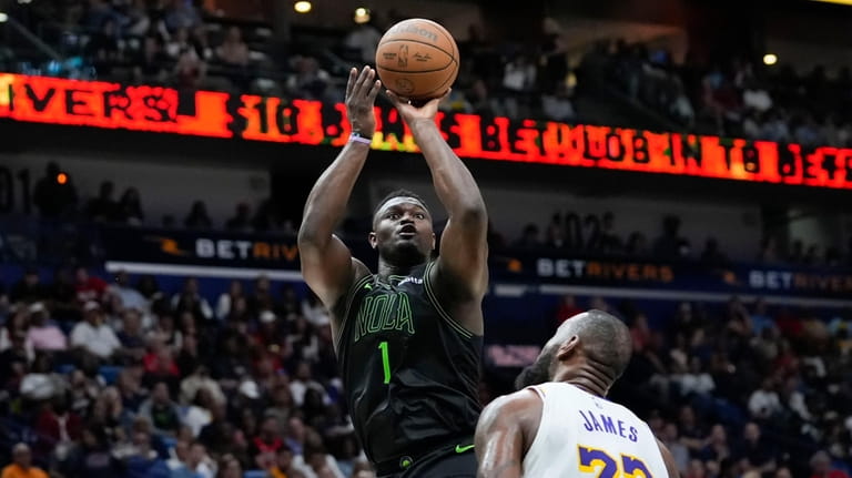 New Orleans Pelicans forward Zion Williamson (1) shoots over Los...