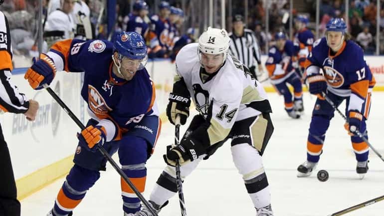 Jay Pandolfo #29 of the New York Islanders skates against...