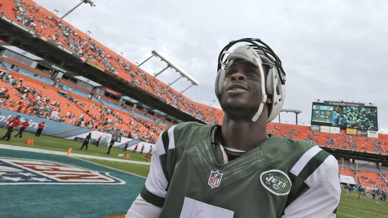 Geno Smith (7) smiles as he walks the field following...