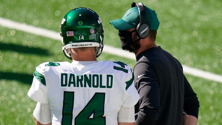 Jets head coach Adam Gase, right, talks to quarterback Sam...