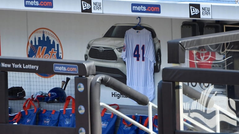 A Mets jersey with the number 41 hangs in the Mets...