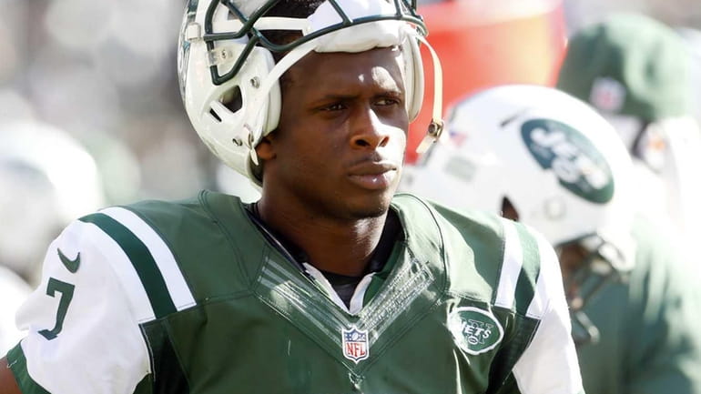 Jets quarterback Geno Smith stands at the bench during the...