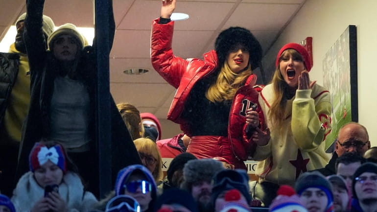 Taylor Swift, right, and Brittany Mahomes react during the third...