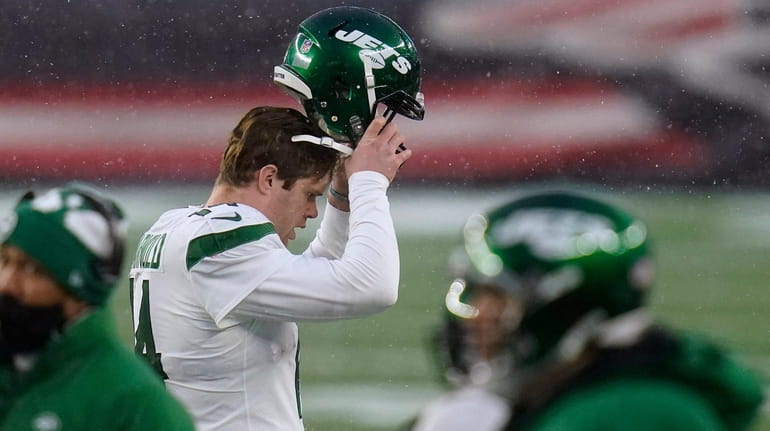 Jets quarterback Sam Darnold reacts after throwing an interception in...