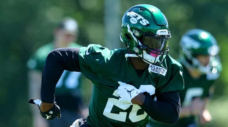 Jets running back Le'Veon Bell participates in drills during minicamp...
