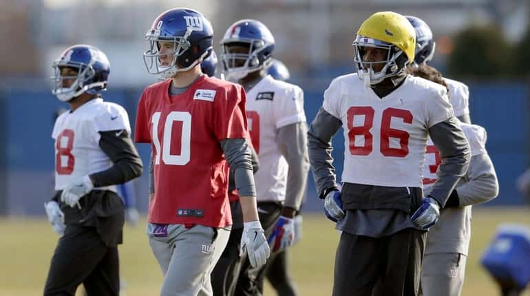 Giants quarterback Eli Manning participates in practice in East Rutherford,...