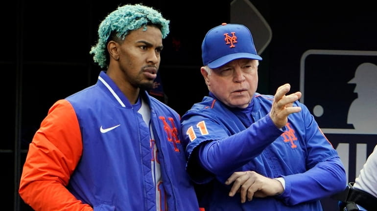 The Mets' Francisco Lindor, left, listens as manager Buck Showalter...