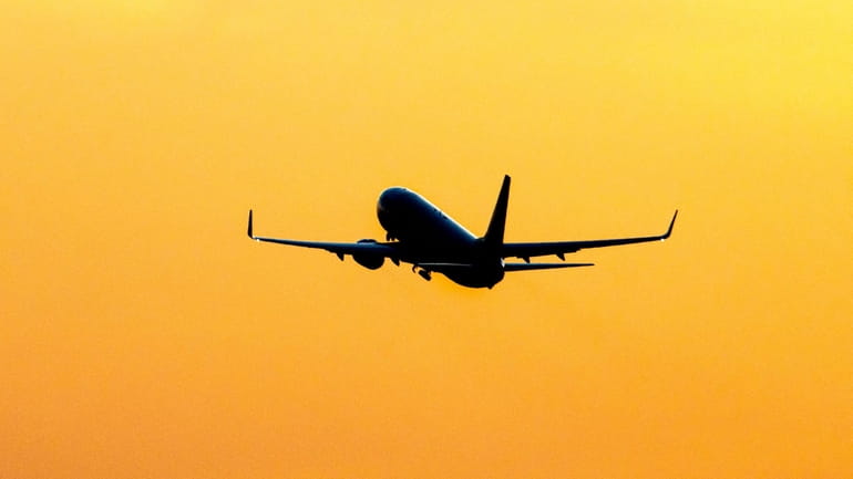 Silhouette of a departing Boeing 737-800.