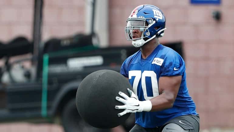 Giants offensive tackle Evan Neal (70) participates in drills during rookie...
