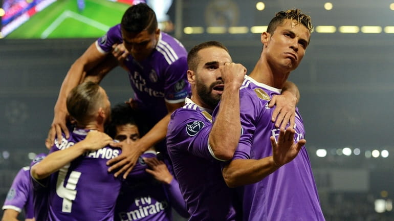 Real Madrid forward Cristiano Ronaldo (R) celebrates after scoring the...