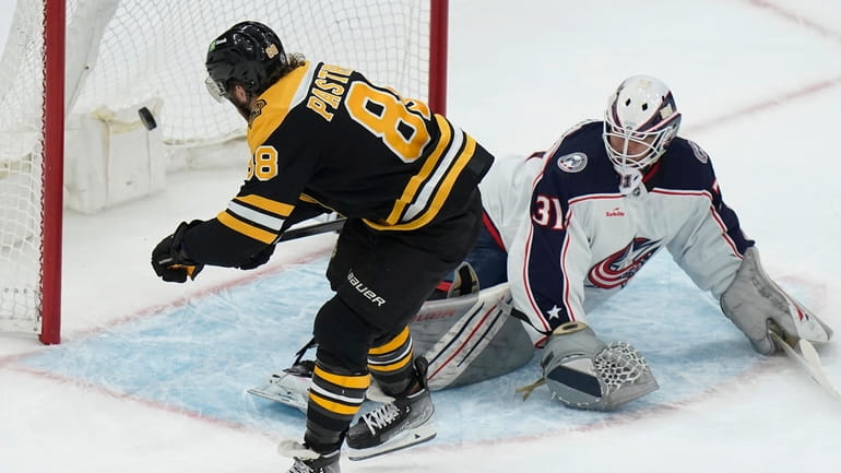 Boston Bruins right wing David Pastrnak (88) scores the winning...