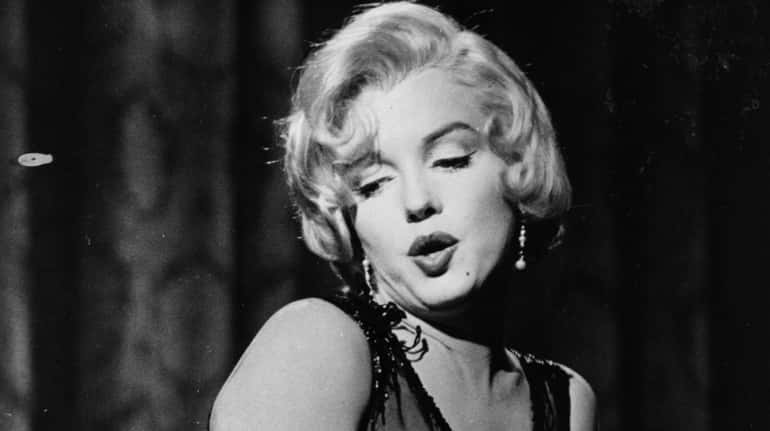  Marilyn Monroe between shots during the filming of "Some Like...