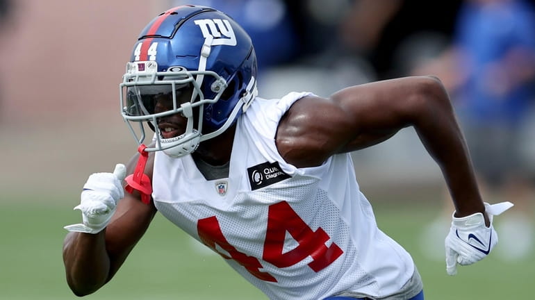 Gavin Heslop participates in a drill during Giants training camp at...