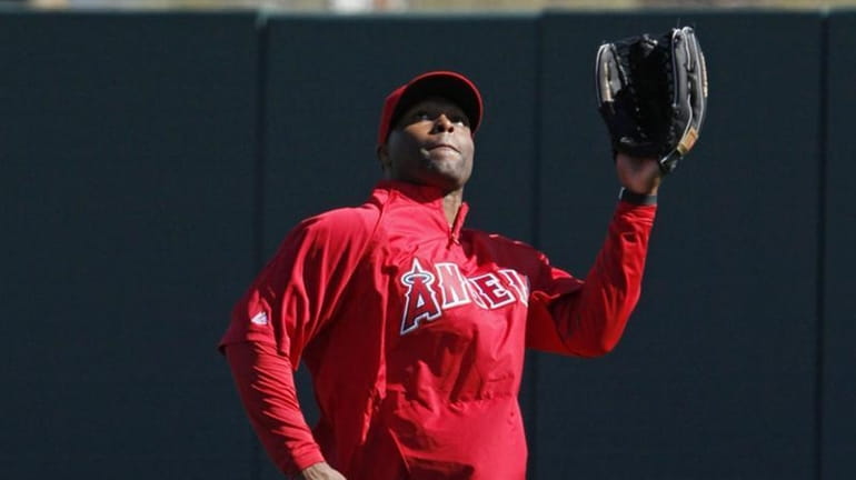 Los Angeles Angels center fielder Torii Hunter catches a fly...