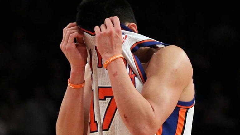 Jeremy Lin reacts late in the game against the New...