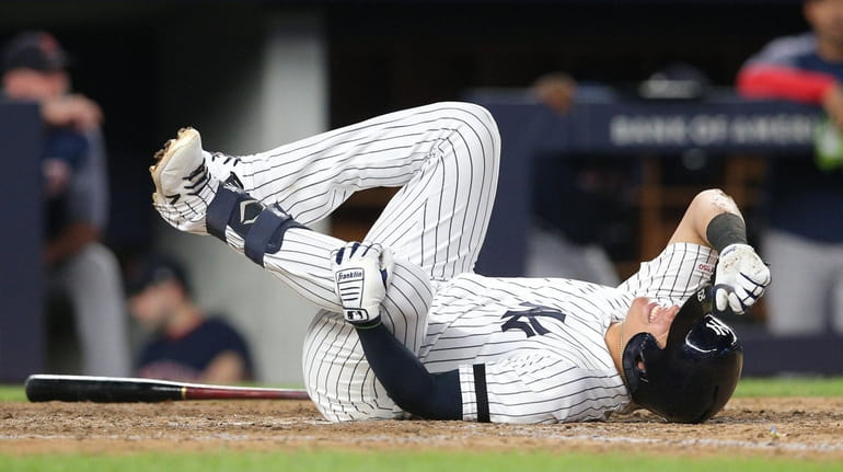 Yankees third baseman Gio Urshela (29) reacts after fouling a...
