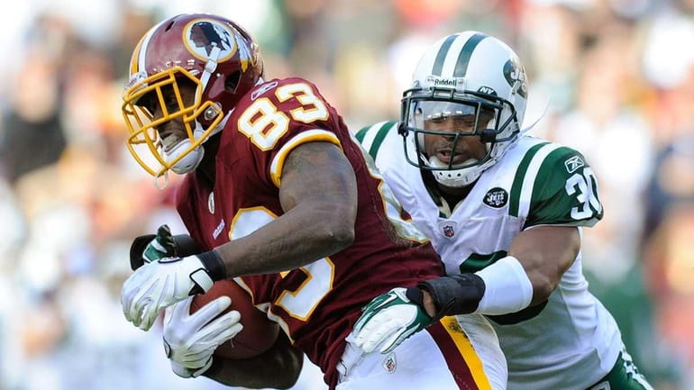 Fred Davis of the Washington Redskins breaks a tackle by...