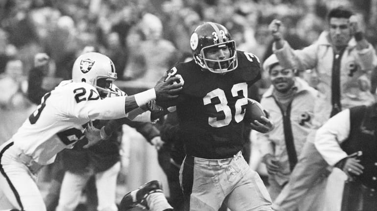 FILE - Pittsburgh Steelers' Franco Harris (32) eludes a tackle...