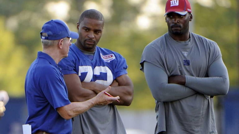 New York Giants coach Tom Coughlin, left, talks with Osi...