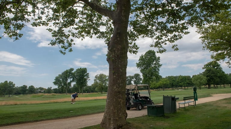 The owners of Woodmere Golf Club want to build houses...