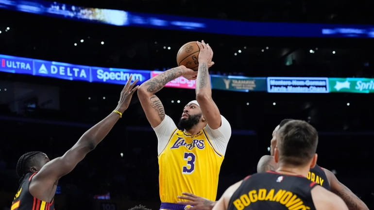 Los Angeles Lakers' Anthony Davis (3) shoots the ball against...