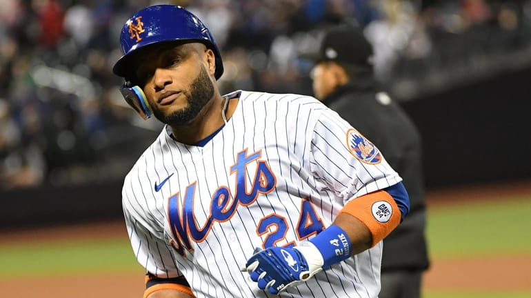 New York Mets pinch hitter Robinson Cano returns to the...