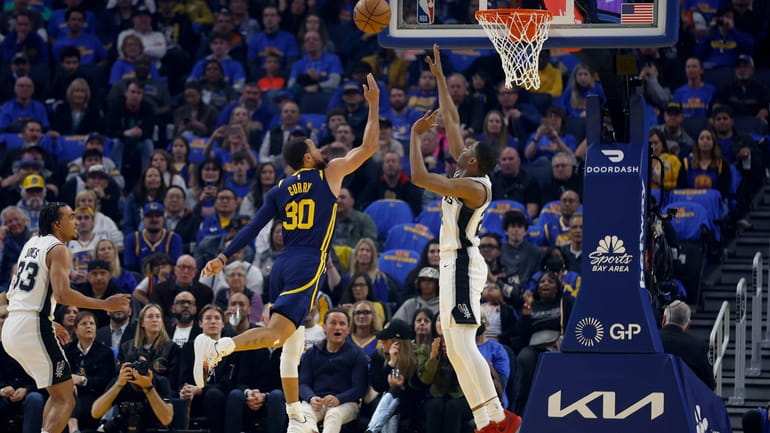 Golden State Warriors guard Stephen Curry (30) shoots against San...