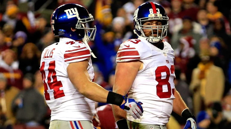 Giants tight end Brandon Myers (no. 83) celebrates with teammate...
