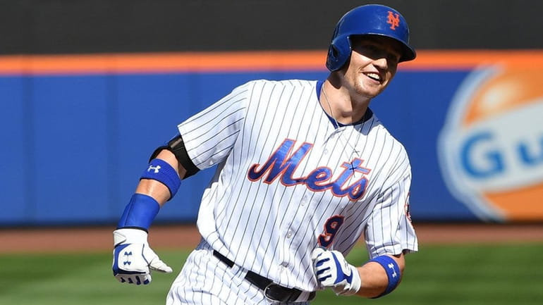 Brandon Nimmo rounds third on a home run at Citi...