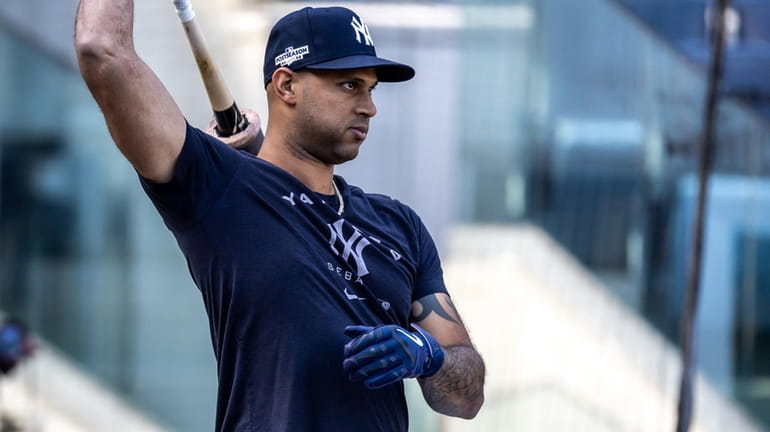The Yankees’ Aaron Hicks prepares for batting practice on Oct. 9, 2022.