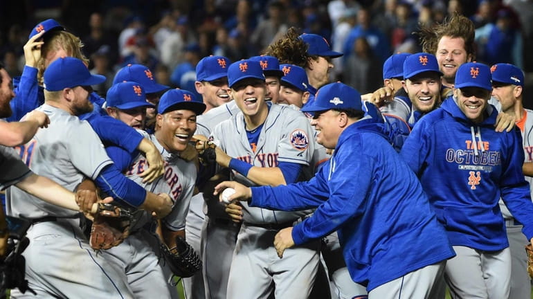 The New York Mets celebrate their NLCS victory over the...
