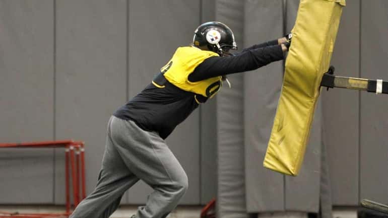 Pittsburgh Steelers defensive end Brett Keisel (99) hits the blocking...