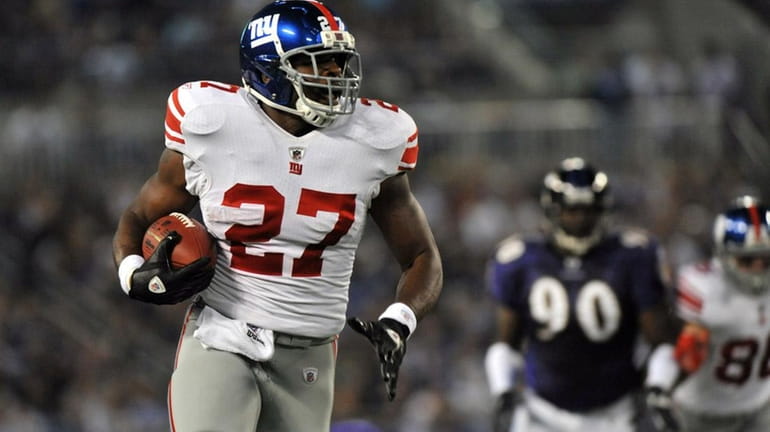 Giants running back Brandon Jacobs carries the ball in a...